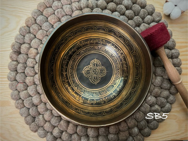 Himalayas. The ultimate healing singing bowl. Fully handmade rosette vajra. Black Gold Buddha Eye Suppressor - ของวางตกแต่ง - โลหะ 