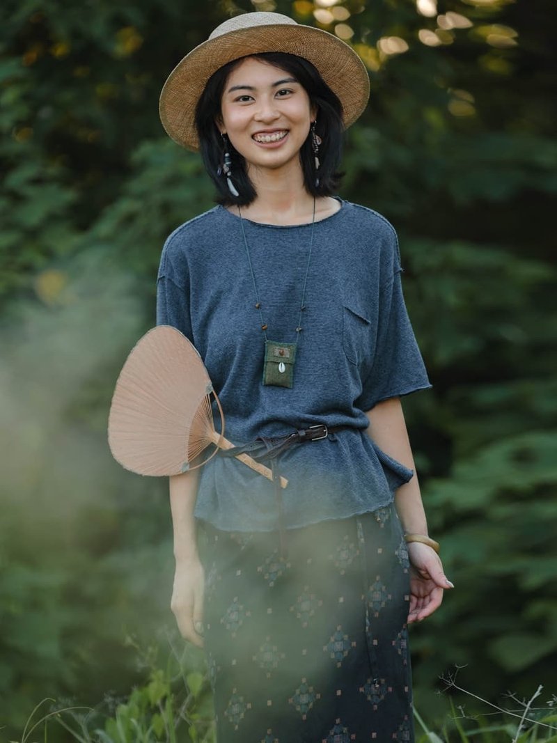 深海藍 天絲漢麻毛邊上衣 寬鬆小口袋藍色細條短袖T恤 - 女 T 恤 - 棉．麻 藍色