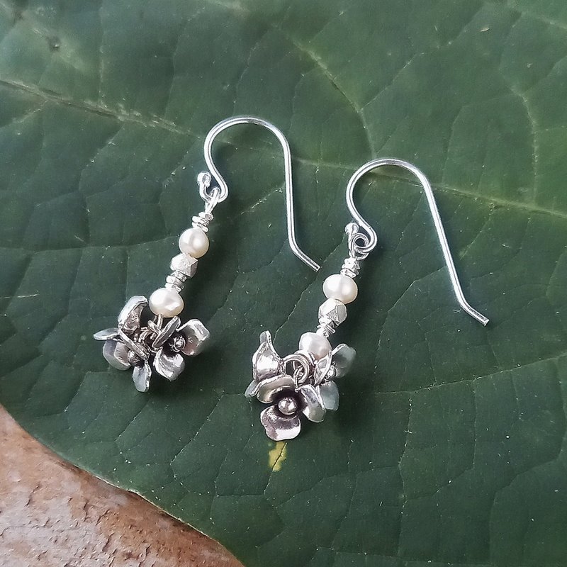 耳飾り│シルバーのお花3つと淡水パール、カレンシルバーの小粒ビーズ / ピアス イヤリング/ タイ チェンマイ - 耳環/耳夾/耳骨夾 - 銀 銀色