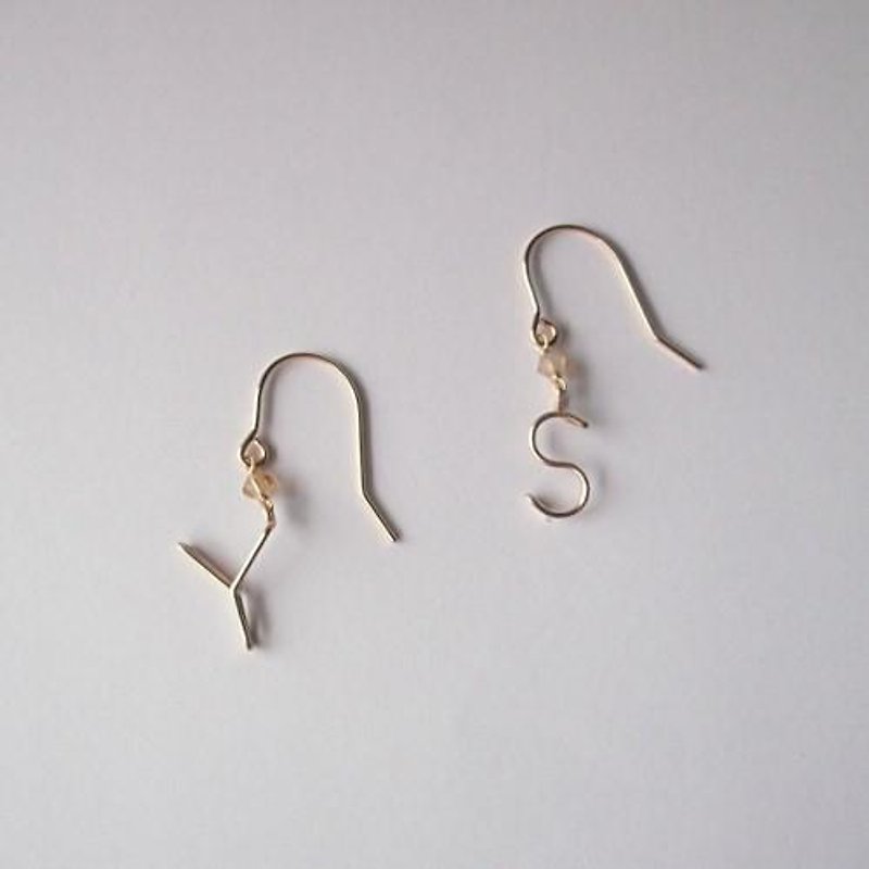 initial hook earrings - ต่างหู - โลหะ สีทอง
