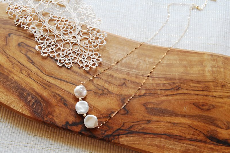A slightly long necklace with 3 round keshi pearls 14kgf - สร้อยคอยาว - ไข่มุก ขาว