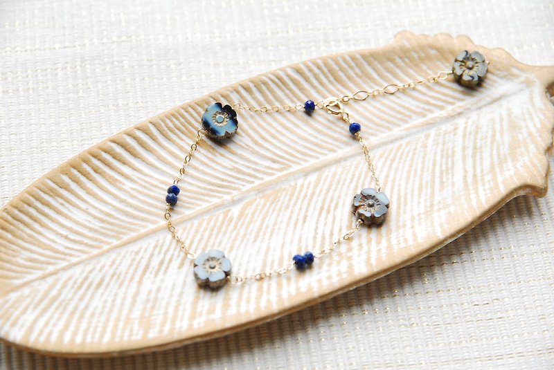 Czech flower beads and lapis lazuli bracelet 14kgf - Bracelets - Semi-Precious Stones Blue
