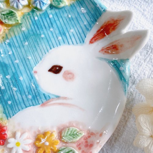ウサギデザインの手作り陶器皿 未来を見つめるウサギ❣️のお皿 手作り陶器 お皿立て付き