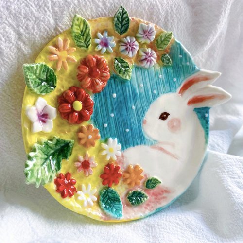 ウサギと花のデザイン大皿　絵皿　飾り皿　約33cm　送料無料 ウサギと花のデザイン大皿 絵皿 飾り皿 約33cm 送料無料 ウサギと花の