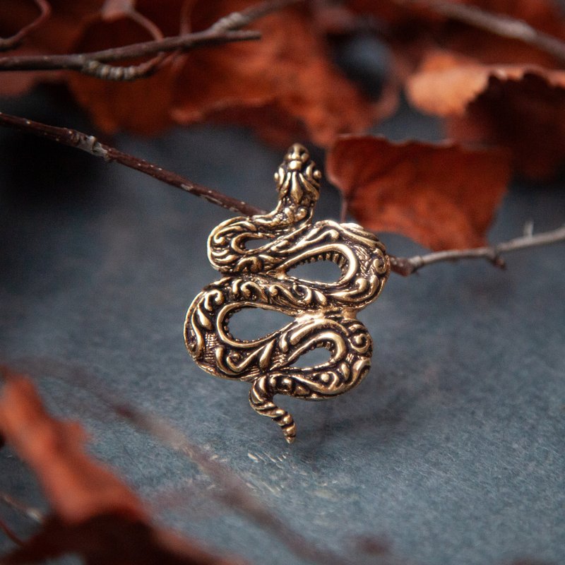 Snake pendant on leather cord. Handcrafted necklace. Serpent jewelry. Present - สร้อยคอ - โลหะ สีส้ม