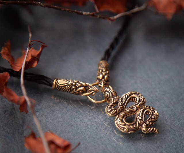 革紐の蛇のペンダント。手作りのネックレス。蛇のジュエリー