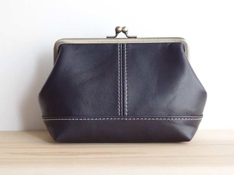 Square leather pouch (L) navy blue - กระเป๋าเครื่องสำอาง - หนังแท้ สีน้ำเงิน