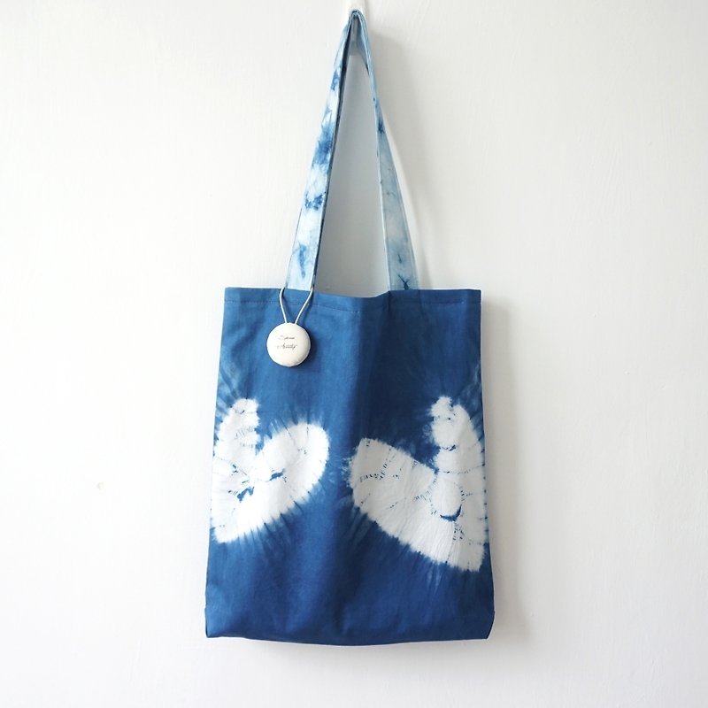 S.A x Finger Heart, Indigo dyed Handmade Abstract Pattern Tote Bag - กระเป๋าแมสเซนเจอร์ - ผ้าฝ้าย/ผ้าลินิน สีน้ำเงิน
