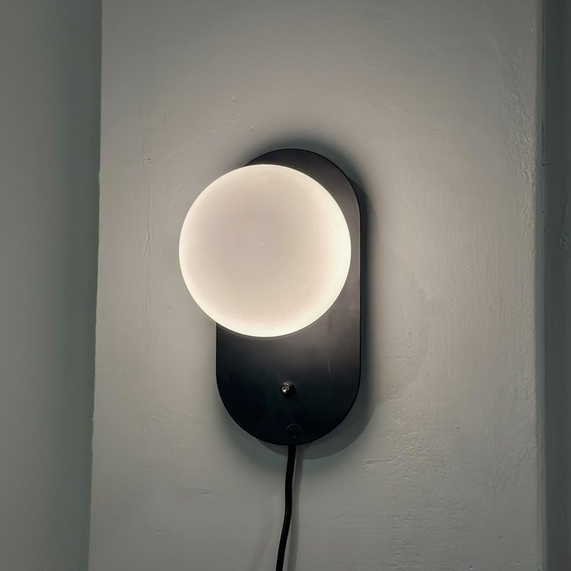 【Hübsch】－991110 Simple black and white full moon shape wall lamp night lamp bedside lamp - Lighting - Other Metals Black