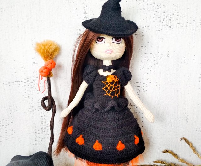 手作りの小さな魔女人形。やわらかい魔女人形ハロウィン。屋内の