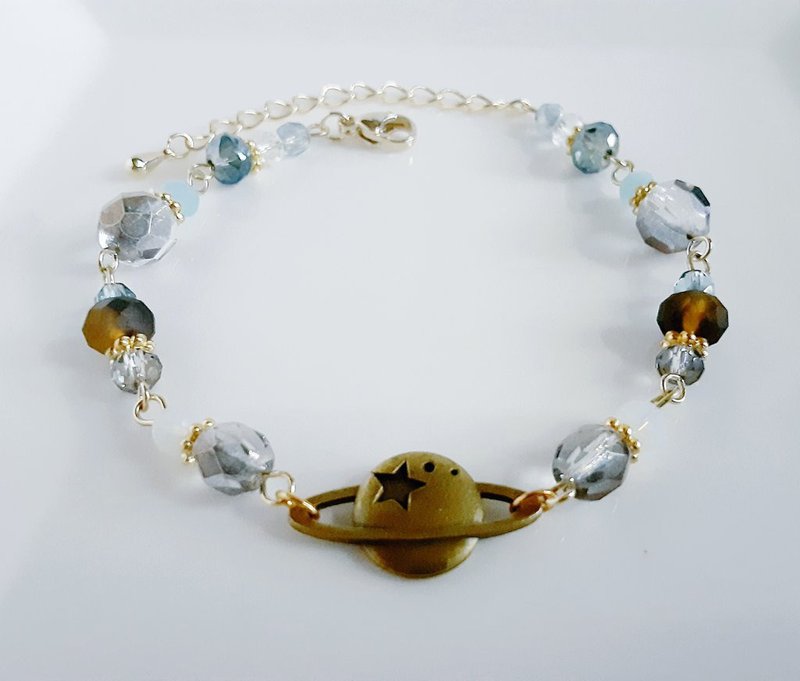 土星チャームとガラスビーズのブルーグレー色ブレスレット チェコビーズ プレゼント 宇宙モチーフ サイズ調節可能 お洒落 落ち着いた色合い - 手鍊/手環 - 玻璃 灰色