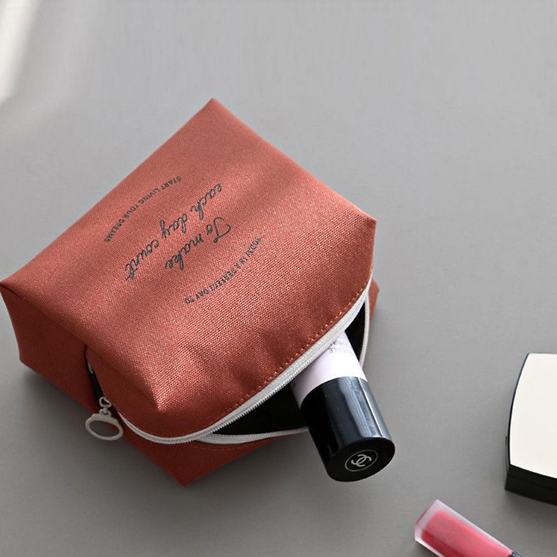 ICONIC Perfect Day Toast Makeup Bag M - Play Beauty Brick Red, ICO51685 - กระเป๋าเครื่องสำอาง - เส้นใยสังเคราะห์ สีแดง