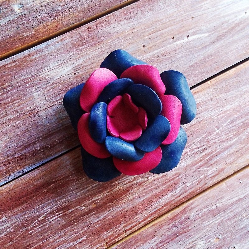 Three-purpose leather flower brooch hairpin necklace blue pink two-tone leather custom-made Kai handmade leather - เข็มกลัด - หนังแท้ สีน้ำเงิน