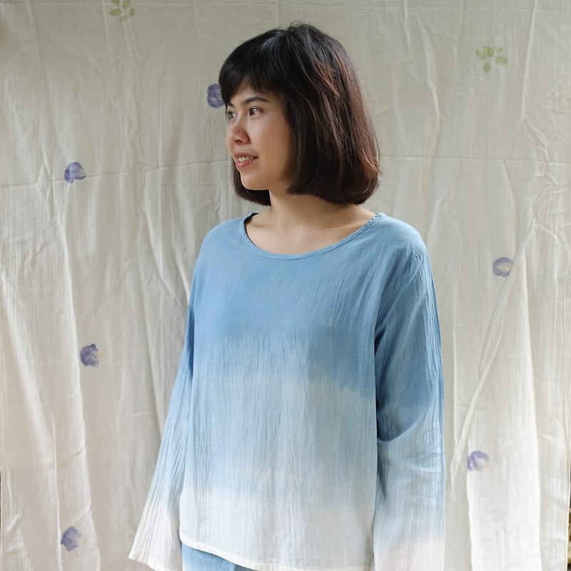 linnil: Another sky - natural dye long-sleeve shirt- made of comfortable 100% cotton - เสื้อผู้หญิง - ผ้าฝ้าย/ผ้าลินิน สีน้ำเงิน