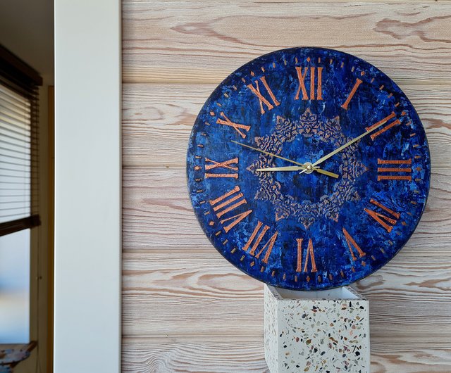 銅色の文字盤を備えたブルーの壁時計 手塗りのアート時計 ユニークな壁