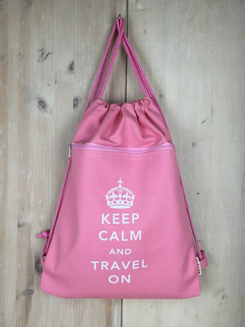 Keep Calm & Travel On Drawstring Backpack (Pink) - กระเป๋าหูรูด - ผ้าฝ้าย/ผ้าลินิน สึชมพู