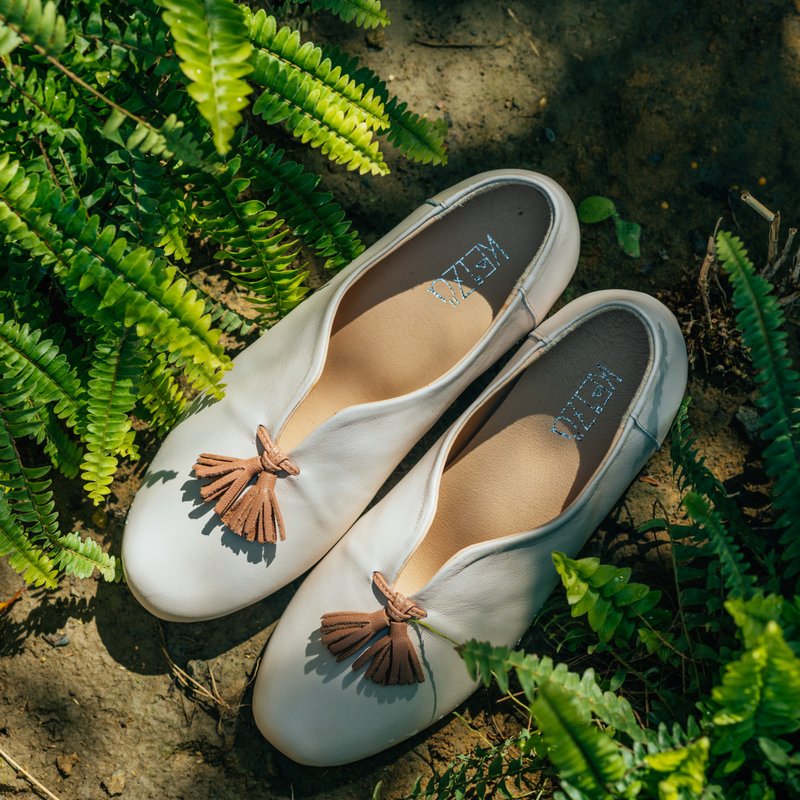 Japanese color-blocked tassel flats | off-white | Taiwan genuine leather handmade shoes MIT - รองเท้าบัลเลต์ - หนังแท้ ขาว