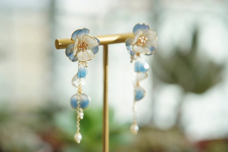 Alpinia • Blue and White - Handmade Resin Earrings Jewelry Gift - Earrings & Clip-ons - Resin Blue