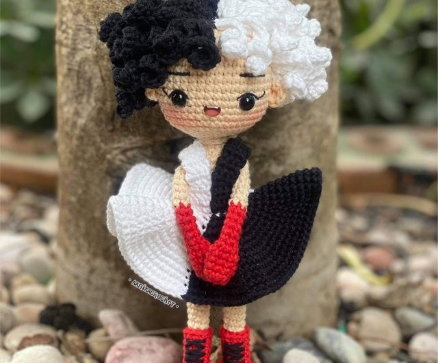 手作り人形のレアアイテム。 かぎ針編みの人形、クルエラ、かぎ針編みの人形、手工芸品、手作りの