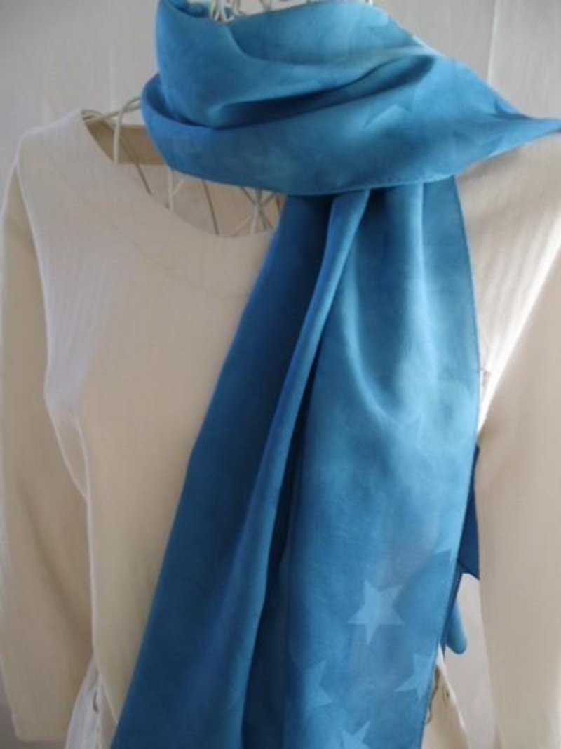 Silk indigo dyeing, starry sky of gradation - Scarves - Silk Blue