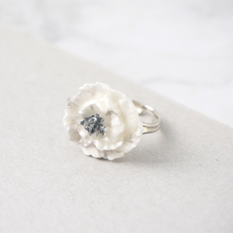大理石風ボタンお花絞り指輪 - リング - 粘土 ホワイト