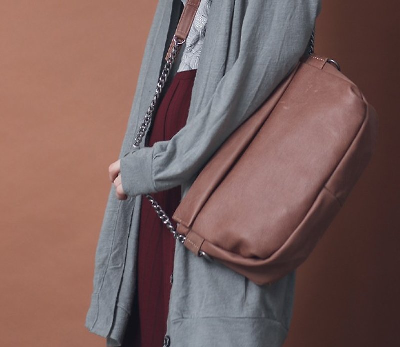 Personality chain minimalist folding medium-sized leather side backpack cream coffee - กระเป๋าแมสเซนเจอร์ - หนังแท้ สีนำ้ตาล