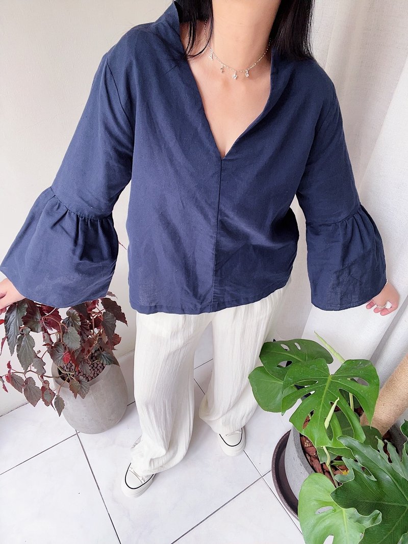 經典素面深藍色 V領喇叭袖 薄料微挺棉麻上衣襯衫 - 女上衣/長袖上衣 - 棉．麻 藍色