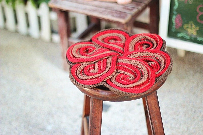 【好日手作】Handmade。手織毛線雙色花朵坐墊／聖誕禮物 - 其他 - 聚酯纖維 紅色