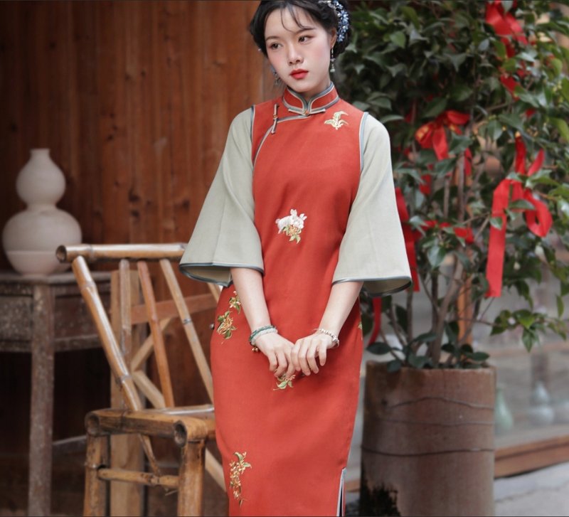 [Palace Wall Guizhi] Retro style of the Republic of China embroidered inverted large sleeves faux two piece cheongsam - ชุดเดรส - วัสดุอื่นๆ สีแดง