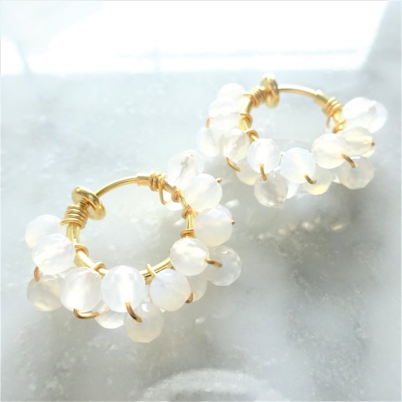 14kgf * White Chalcedony wrapped earring / pierced earring type / ear needle type - ต่างหู - เครื่องเพชรพลอย ขาว