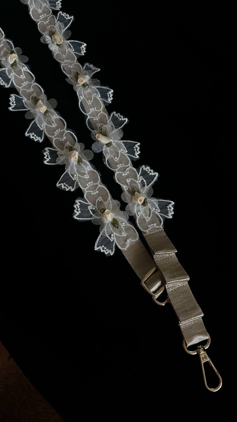 蕪菁蝴蝶結與玫瑰花刺繡手機繩 - 手機掛繩/背帶 - 聚酯纖維 白色