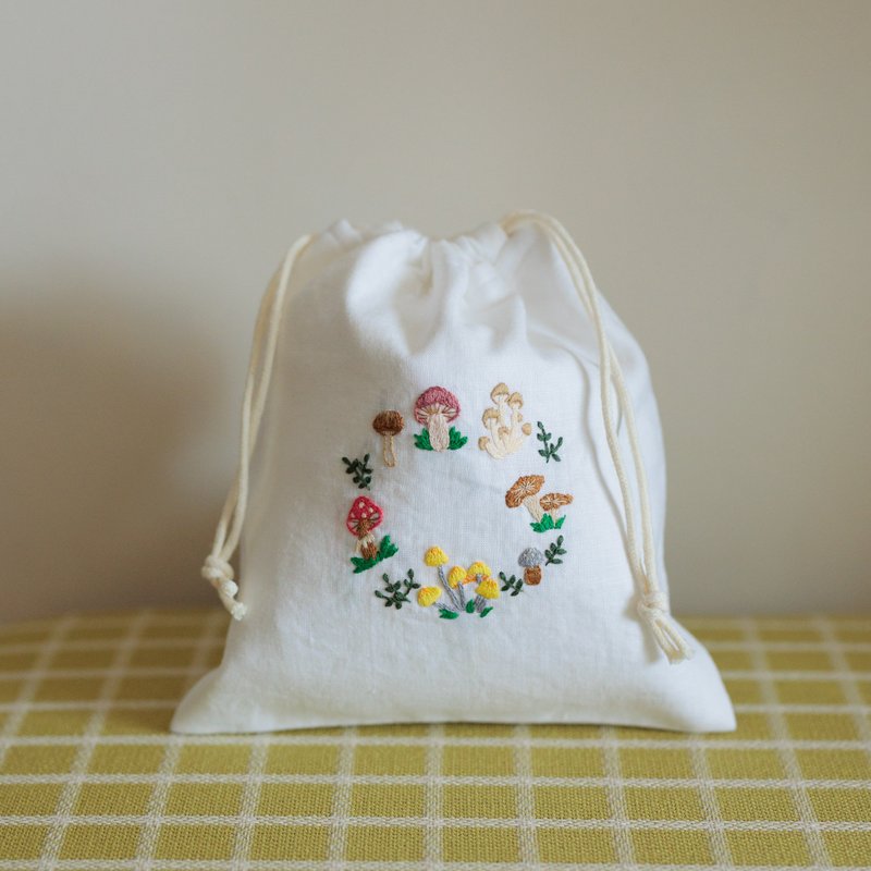 手工刺繡 蕈菇花圈 白色亞麻 雙層束口袋 收納袋 - 化妝包/收納袋 - 棉．麻 白色