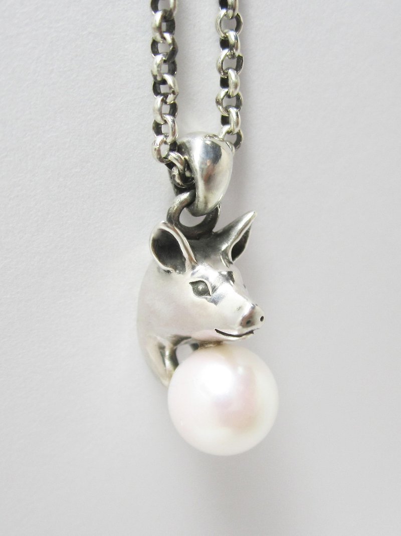 Pearl necklace on a pig - สร้อยคอ - โลหะ สีเงิน