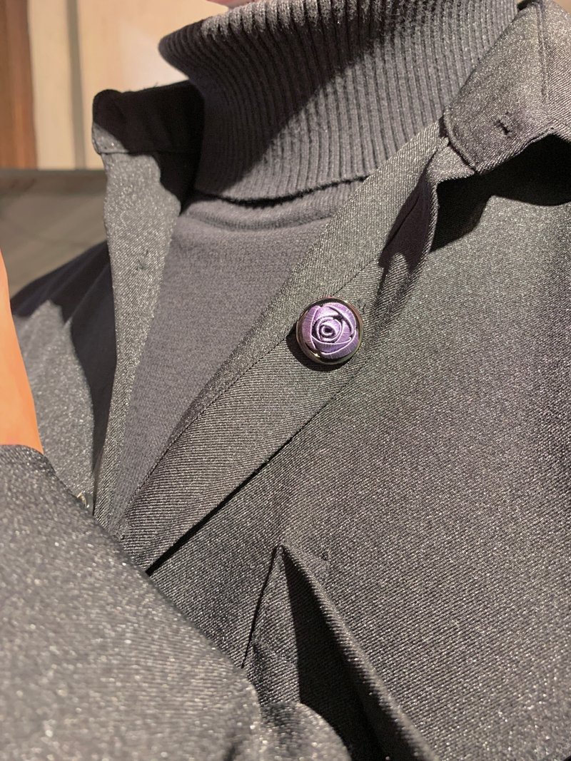 【Re-Re】 Silk Flora-Virginia Woolf Great Rose Black Badge - Badges & Pins - Silk Purple