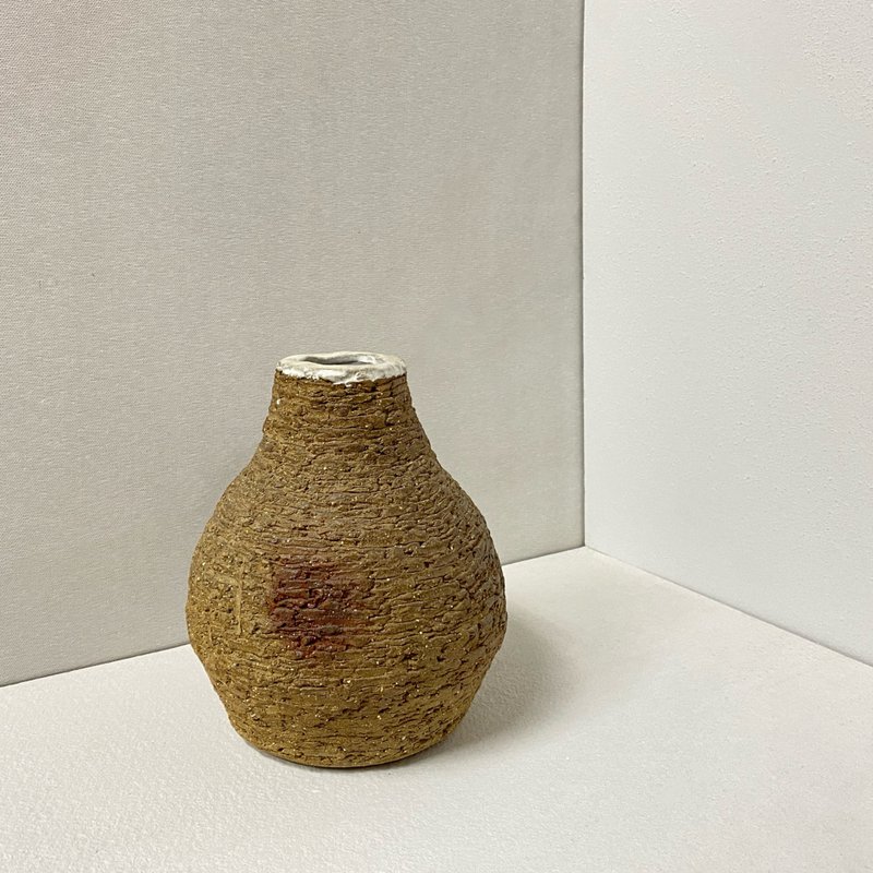 [Yong Cun Shao] Handmade ceramic small flower vases, living and home decorations - Pottery & Ceramics - Porcelain Brown