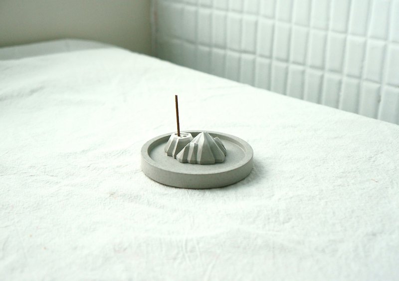 Mini hill | It is an incense diffusion Stone and a tablescape for incense sticks sticks (small base) - Fragrances - Cement Silver