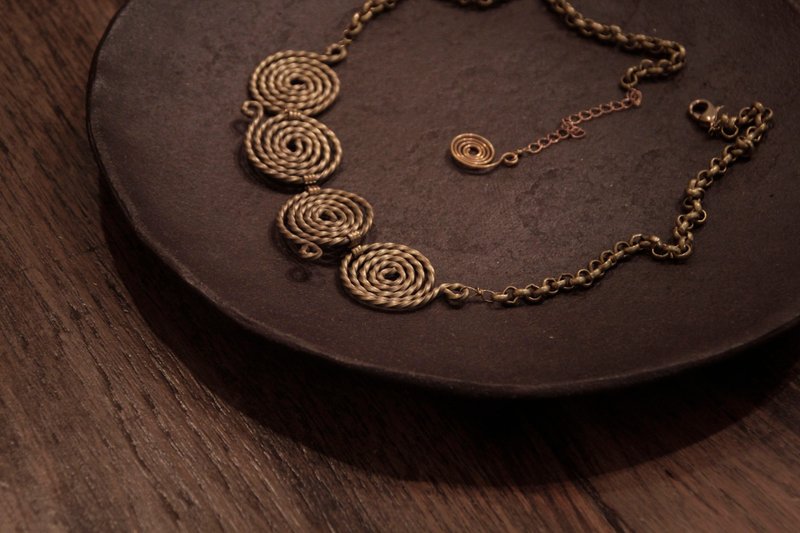 Folk style round totem Bronze necklace - สร้อยคอ - ทองแดงทองเหลือง สีทอง