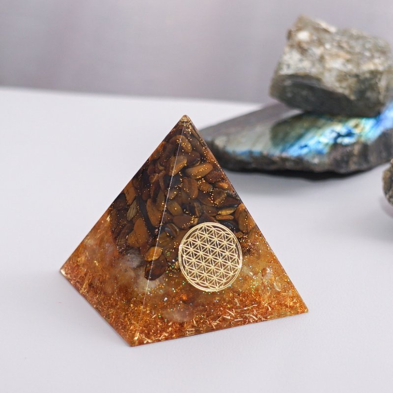 [Stone, Blonde Crystal] Orgonite Crystal Energy Pyramid 6x6 cm - ของวางตกแต่ง - คริสตัล สีน้ำเงิน