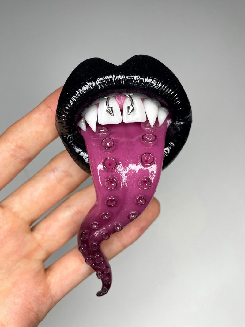 Phone grip. Black lips with a tentacle. - 其他 - 黏土 