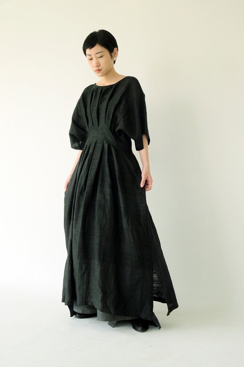 川 衣 WEAR BEING  寬領腰部打褶洋裝 蠶絲黑 - 洋裝/連身裙 - 絲．絹 黑色
