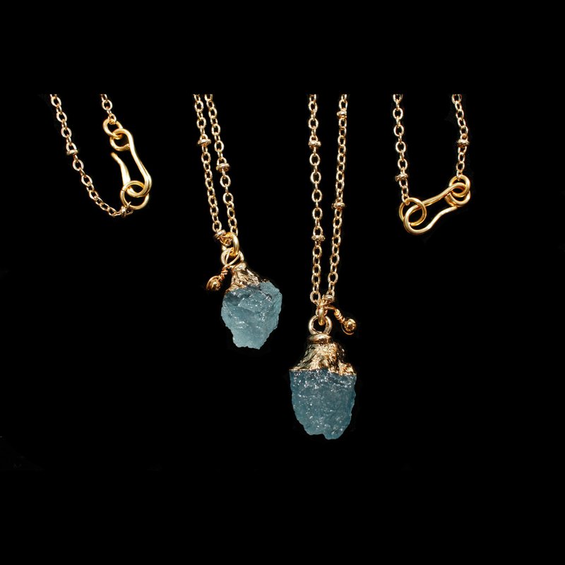 【Series of Crystal】Aquamarine raw ore copper wire-wrapped necklace - สร้อยคอ - เครื่องเพชรพลอย หลากหลายสี