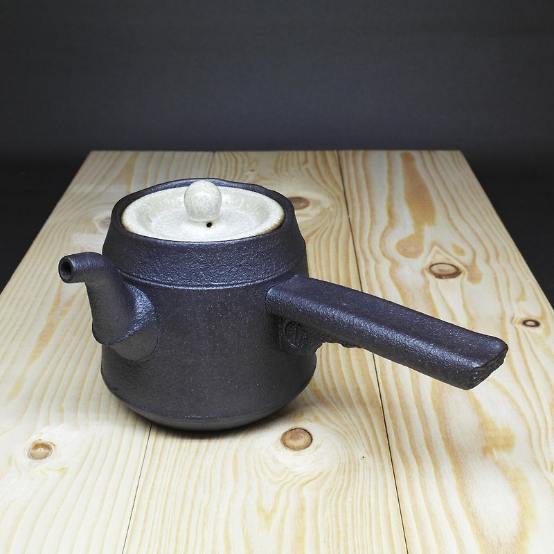 玄寂三彎嘴桶形雙色側把茶壺 手作陶藝 茶道具 - 茶具/茶杯 - 陶 黑色