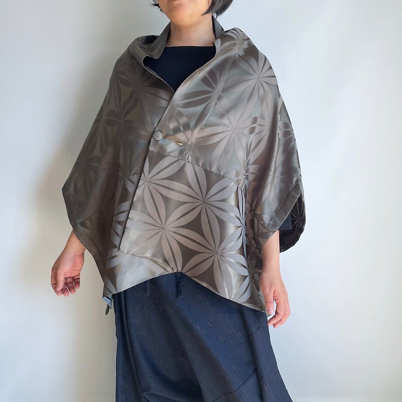 Unique item | Triangle HAORI with a Brooch -Silk KIMONO coat fabric - Women's Tops - Silk Green