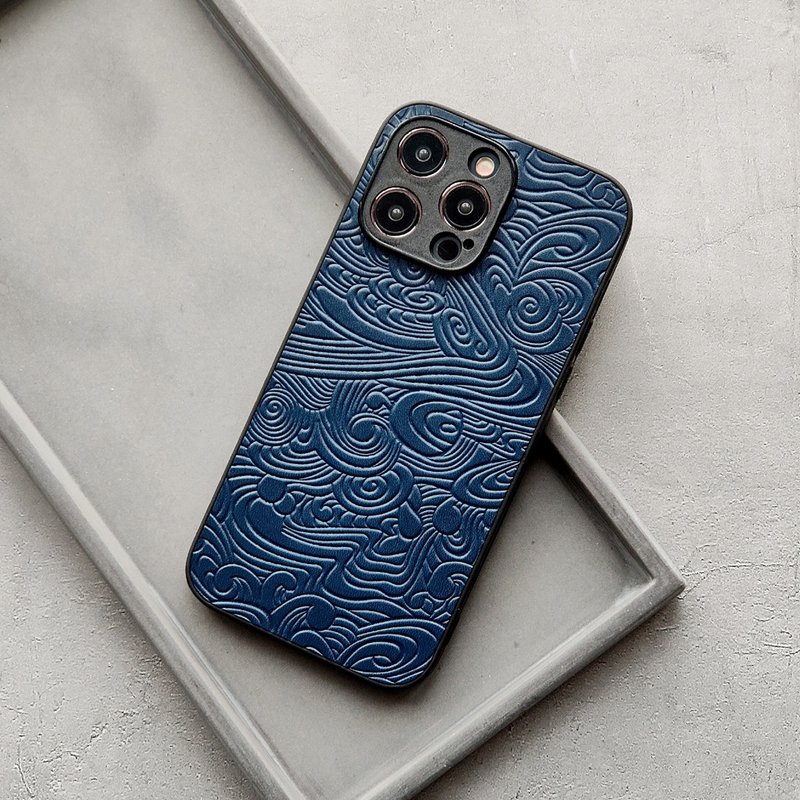 【行雲流水】iphone16promax手機殼蘋果15plus保護套14防摔13mini - 手機殼/手機套 - 真皮 藍色