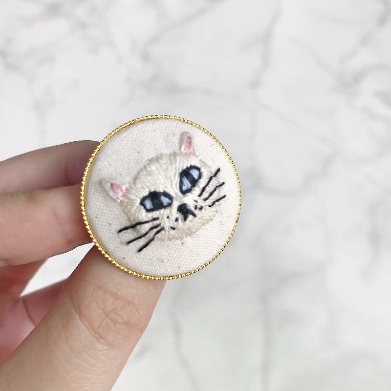 貓咪手縫胸針-手刺繡バッジ-キティ猫 - ブローチ - コットン・麻 ホワイト