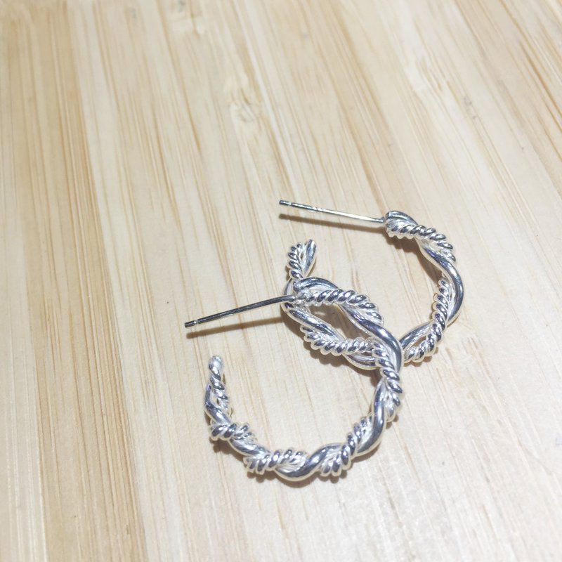 / Winding/ Hoop sterling silver earrings in two sizes - ต่างหู - เงินแท้ สีเงิน