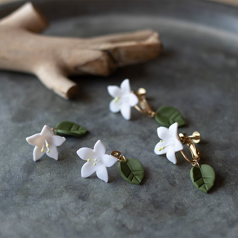 Azalea earrings / white - ต่างหู - ดินเหนียว ขาว