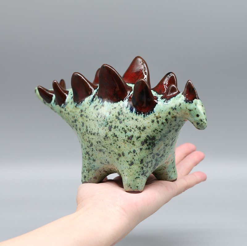Handmade Ceramic Stegosaurus Sculpture - Mint Green & Red Art Object - 擺飾/家飾品 - 黏土 綠色