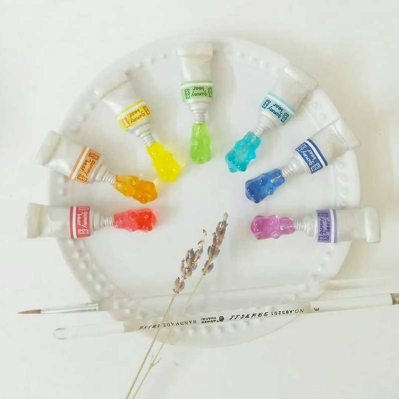 Squeeze out the gummy bear watercolor paint tube to make a clay pendant by hand