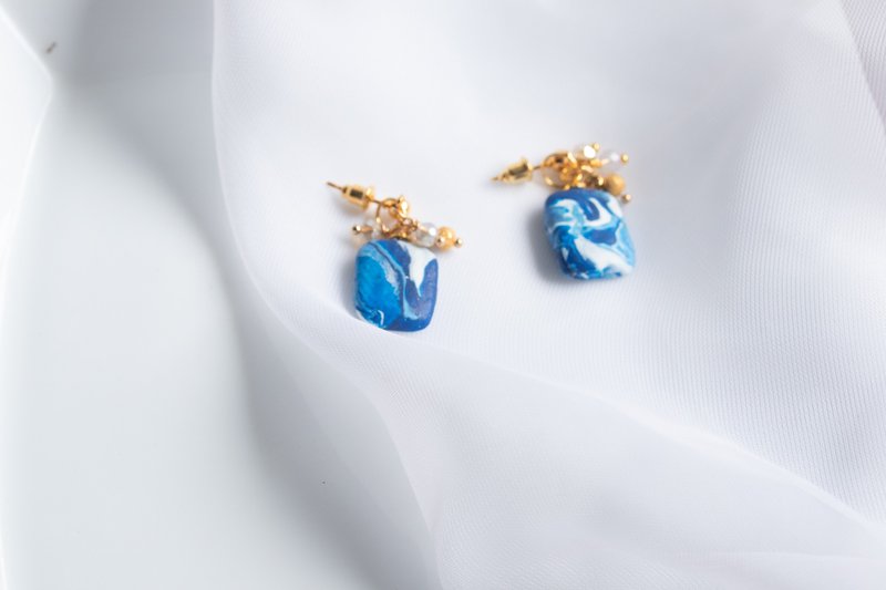 Handmade Dry Pressed Flower Resin Earrings, Real Flower Jewelry - 耳環/耳夾/耳骨夾 - 植物．花 灰色